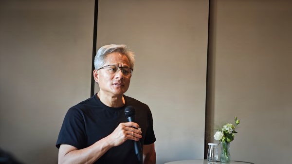 在配资炒股 现场直击英伟达黄仁勋：DeepSeek R1非常创新，AI下一个浪潮是机器人